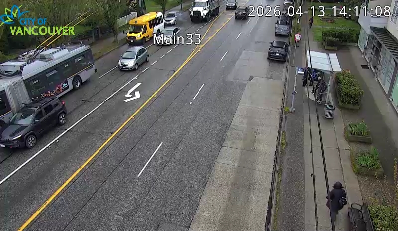 Main St & E 33rd Ave - S