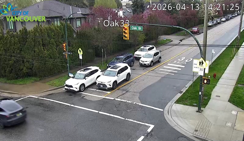 Oak St & W 33rd Ave - E